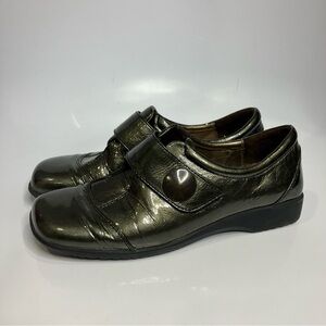 Josef Seibel Brinze olive green patent leather loafer women's size 40 9.5 casual